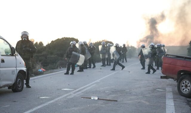 Μεταναστευτικό: Πετροπόλεμος στη Μυτιλήνη – Μολότοφ και πασχαλινές ρουκέτες κατά αστυνομικών στη Χίο