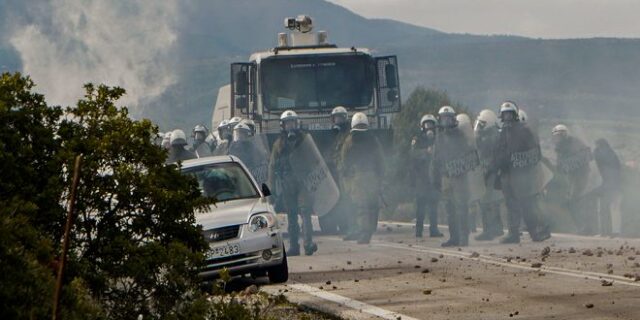 Λέσβος: Τραυμάτισαν με σκάγια αστυνομικούς – Επεισόδια στο στρατόπεδο Παγανή