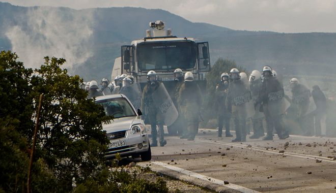 Λέσβος: Τραυμάτισαν με σκάγια αστυνομικούς – Επεισόδια στο στρατόπεδο Παγανή