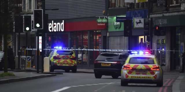 Συναγερμός στο Λονδίνο: Άνδρας μαχαίρωσε περαστικούς – Τον σκότωσαν αστυνομικοί