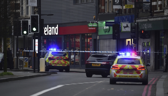 Συναγερμός στο Λονδίνο: Άνδρας μαχαίρωσε περαστικούς – Τον σκότωσαν αστυνομικοί