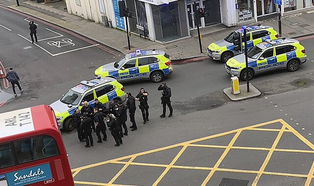 Επίθεση στο Λονδίνο: Η στιγμή που οι αστυνομικοί εξουδετερώνουν τον δράστη