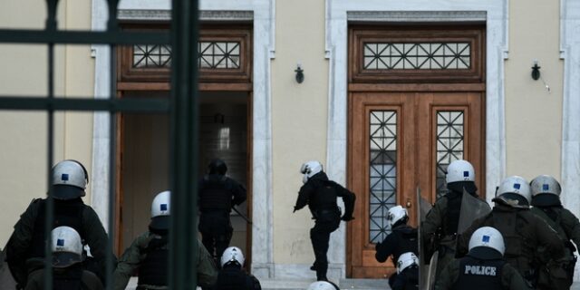 ΑΣΟΕΕ: Επεισόδια με είσοδο των ΜΑΤ