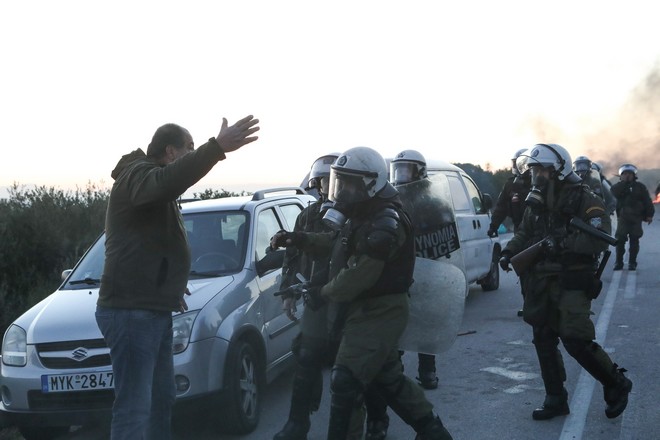 Μεταναστευτικό: Μπλόκα και καλέσματα σε νέες συγκεντρώσεις σε Λέσβο και Χίο