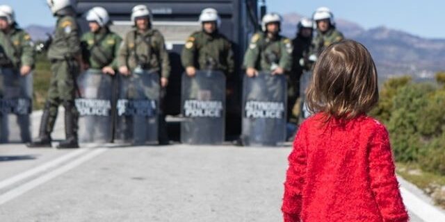 Μια εικόνα, χίλιες λέξεις – Η συγκλονιστική φωτογραφία από τη Λέσβο που έγινε σύμβολο