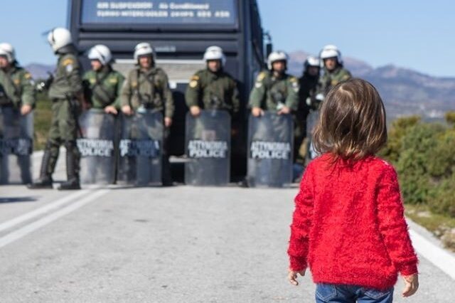 Μια εικόνα, χίλιες λέξεις – Η συγκλονιστική φωτογραφία από τη Λέσβο που έγινε σύμβολο