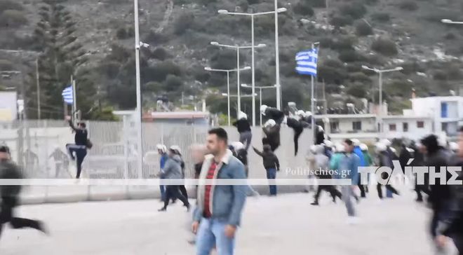 ΜΑΤ – χούλιγκαν στη Χίο: Έσπασαν οχήματα, φώναζαν τους ντόπιους τουρκόσπορους