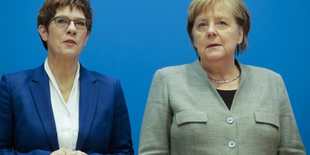 Μέρκελ: Θα συνεχίσω να συνεργάζομαι στενά με την Καρενμπάουερ