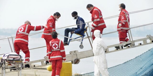 Ιταλία: Επίτιμοι δημότες πλοίαρχος και πληρώματα που έσωσαν μετανάστες