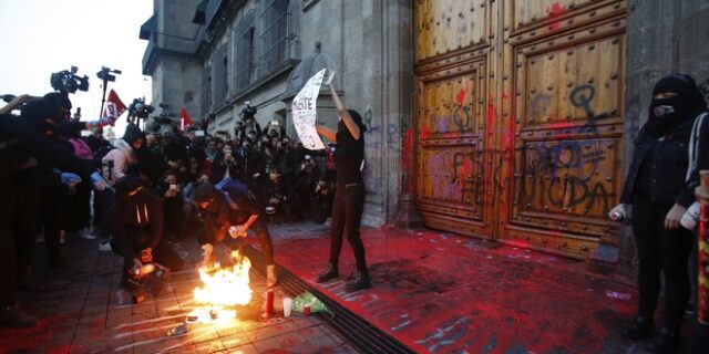 Μεξικό: Διαδήλωση κατά των γυναικοκτονιών μπροστά στο προεδρικό μέγαρο