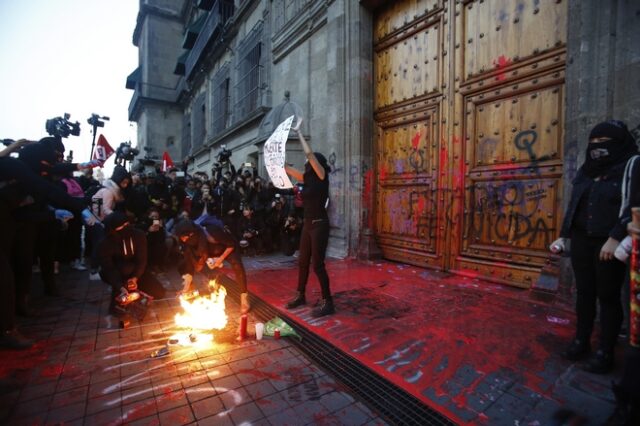 Μεξικό: Διαδήλωση κατά των γυναικοκτονιών μπροστά στο προεδρικό μέγαρο