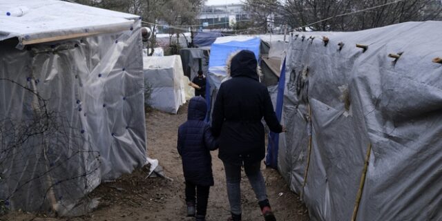 Ανταποκρίτρια El Pais: Η οργή των ντόπιων, οι τριτοκοσμικές συνθήκες και οι φασίστες