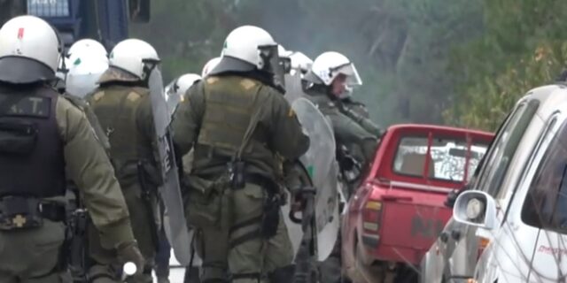 Μυτιλήνη: Άντρας των ΜΑΤ σπάει τζάμι αυτοκινήτου-Το βίντεο