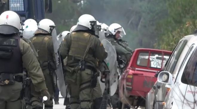 Μυτιλήνη: Άντρας των ΜΑΤ σπάει τζάμι αυτοκινήτου-Το βίντεο