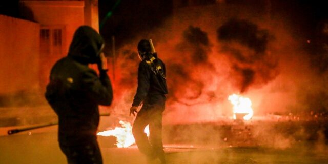 Μυτιλήνη: Νέες συγκρούσεις πολιτών με την αστυνομία έξω από το στρατόπεδο Κυριαζή