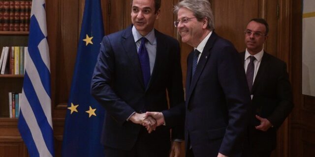 Συνάντηση Μητσοτάκη – Τζεντιλόνι στο Μαξίμου με φόντο τα πρωτογενή πλεονάσματα