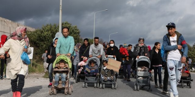 Έρευνα: Το 47% των Γερμανών είναι υπέρ της υποδοχής προσφύγων από τη Μόρια