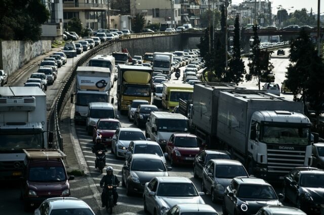 Κίνηση επί της Εθνικής Οδού Αθηνών – Λαμίας: Γέμισε ο δρόμος ασβέστη από φορτηγό