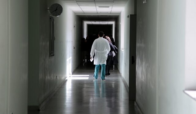 Κορονοϊός στην Αθήνα: Εργαζόμενη της Πειραιώς η γυναίκα που νοσηλεύεται στο “Αττικόν”