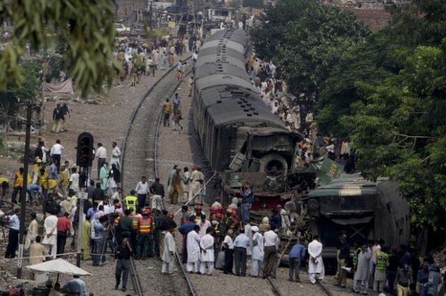 Πακιστάν: 30 νεκροί σε σύγκρουση τρένου με λεωφορείο