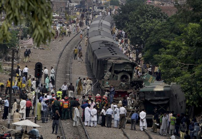 Πακιστάν: 30 νεκροί σε σύγκρουση τρένου με λεωφορείο
