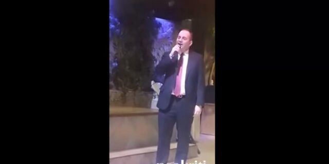 Ο Γιάννης Πλακιωτάκης τραγουδάει Στράτο Διονυσίου