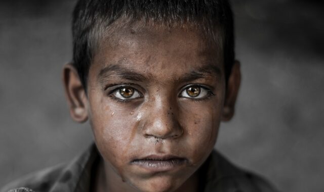 Οι αριθμοί της ντροπής: 415 εκατομμύρια παιδιά στο έλεος της βίας