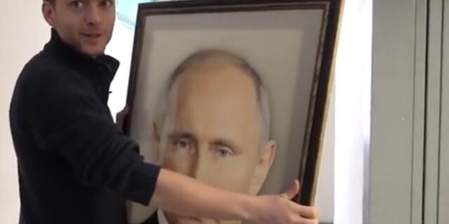 Κρυφή κάμερα: Τι κάνουν οι Ρώσοι μπροστά στο πορτρέτο του Πούτιν