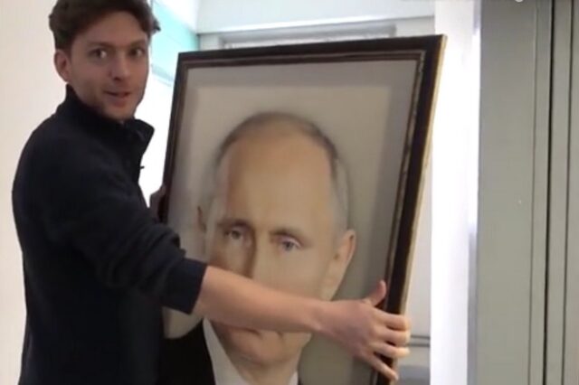 Κρυφή κάμερα: Τι κάνουν οι Ρώσοι μπροστά στο πορτρέτο του Πούτιν