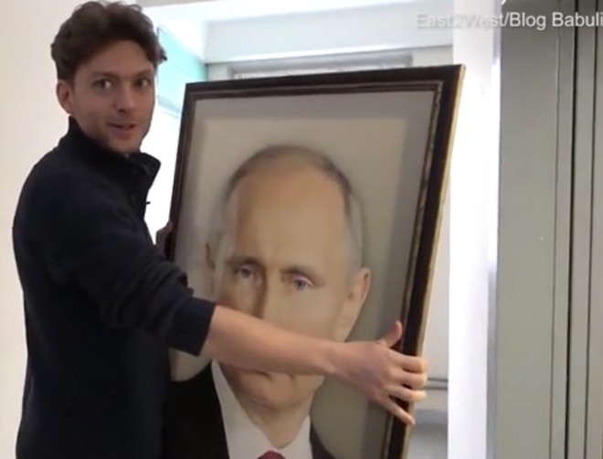 Κρυφή κάμερα: Τι κάνουν οι Ρώσοι μπροστά στο πορτρέτο του Πούτιν