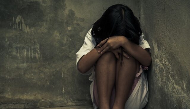 Θύμα βιασμού 13χρονη από τους θείους της και τον ξάδελφό της