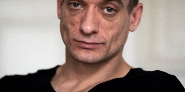 Γαλλία: Συνελήφθη η σύντροφος του ακτιβιστή που δημοσίευσε ροζ βίντεο πολιτικού