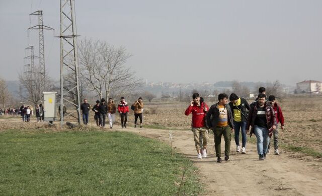 Δρακόντεια τα μέτρα της ΕΛ.ΑΣ. και του Στρατού στα σύνορα – Η Τουρκία στέλνει πρόσφυγες στον Έβρο