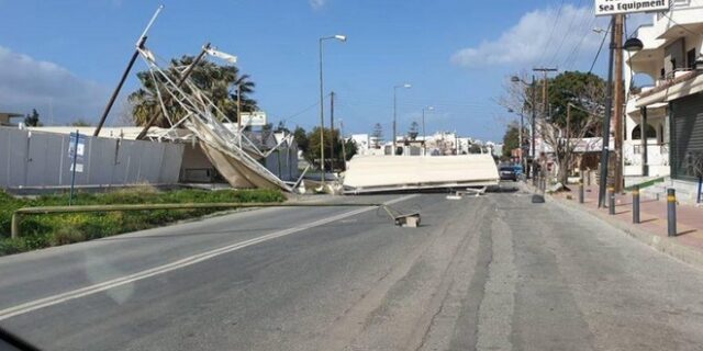 Κακοκαιρία: “Ξήλωσε” ολόκληρο στέγαστρο η μανία του αέρα στην Κρήτη