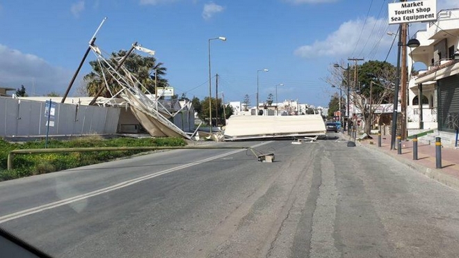 Κακοκαιρία: “Ξήλωσε” ολόκληρο στέγαστρο η μανία του αέρα στην Κρήτη