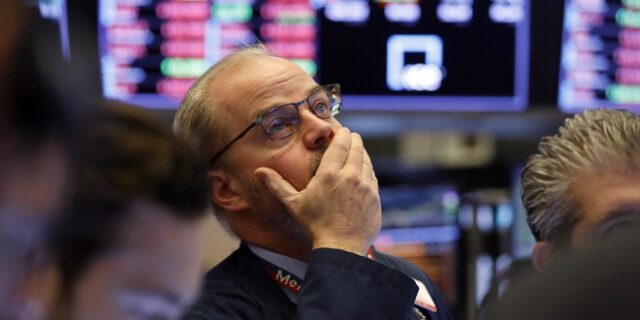 ΗΠΑ: Ο Dow Jones βυθίστηκε σε επίπεδα χαμηλότερα από όταν ανέλαβε την προεδρία ο Τραμπ