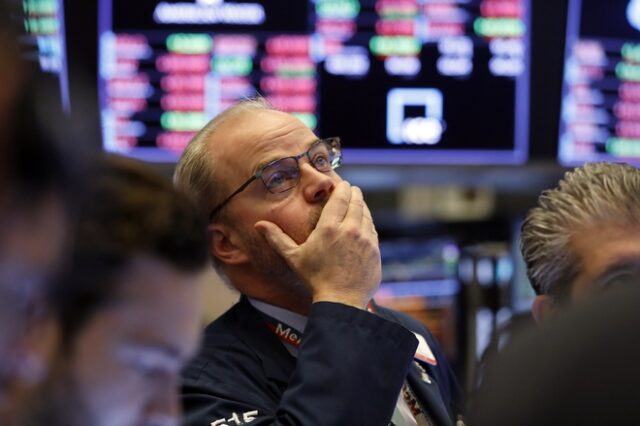 ΗΠΑ: Ο Dow Jones βυθίστηκε σε επίπεδα χαμηλότερα από όταν ανέλαβε την προεδρία ο Τραμπ