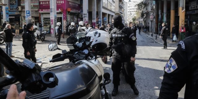 Μενάνδρου: Κουβαλούν τον νεκρό στα χέρια τους ενώ άλλοι τρέχουν κρατώντας τα όπλα