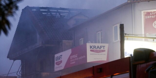 Γέρακας: Υπό μερικό έλεγχο η φωτιά σε συνεργείο αυτοκινήτων