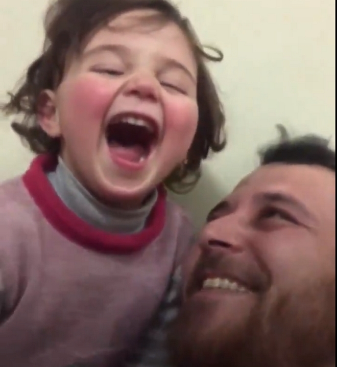 Σύριος πατέρας μαθαίνει στο μωρό του να γελάει κάθε φορά που πέφτουν βόμβες