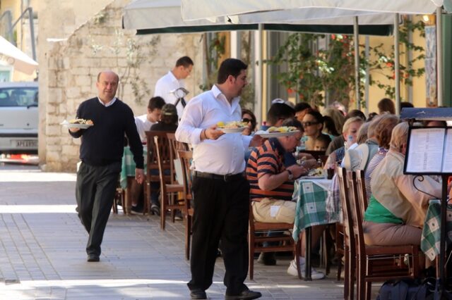 Τρίκαλα: Βγήκαν για τσιγάρο και τους πήραν τα παϊδάκια