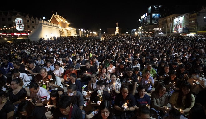 Ταϊλάνδη: Οι κάτοικοι τιμούν τα θύματα του μακελειού στο εμπορικό κέντρο