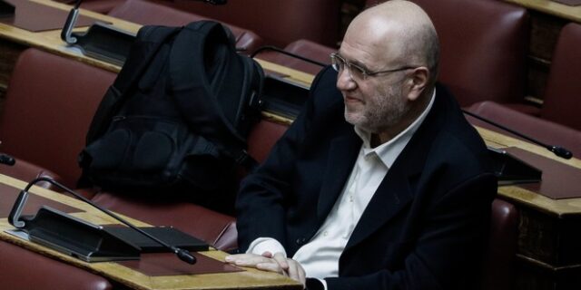 Τρύφων Αλεξιάδης: Επιστροφή στη Βουλή μετά την περιπέτεια της υγείας του
