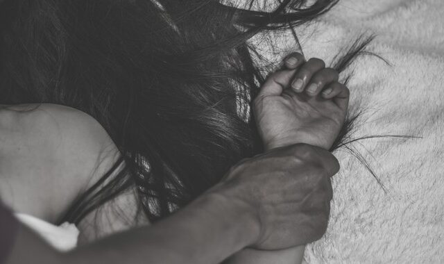 Θήβα: Εισέβαλε στο σπίτι της από ανασφάλιστη πόρτα και την βίασε