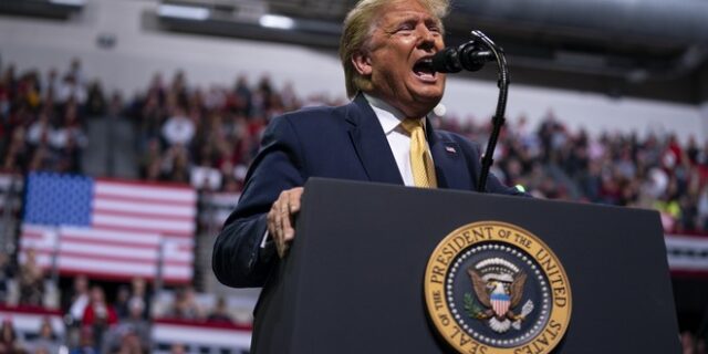 Τρολάρισμα Τραμπ σε Μπλούμπεργκ: “Μάικ μη γλείφεις τα βρώμικα δάχτυλά σου”