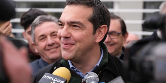 Επιμένει ο Αλέξης Τσίπρας για “κοινή νομοθετική πρωτοβουλία από τα προοδευτικά κόμματα και τους κοινωνικούς φορείς”