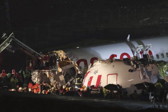 Τουρκία: Αεροπλάνο βγήκε εκτός διαδρόμου και κόπηκε στα δύο – Ένας νεκρός, 157 τραυματίες
