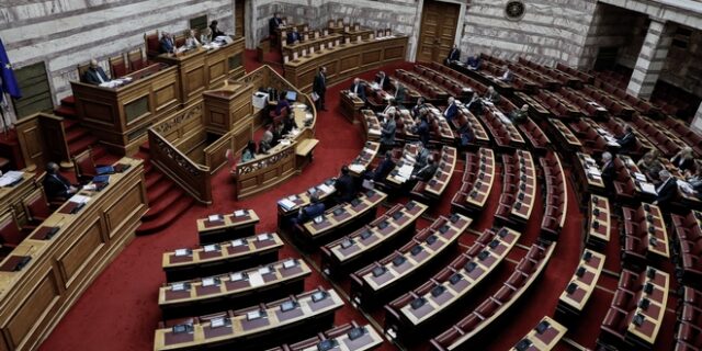 Ασφαλιστικό: Έντονη αντιπαράθεση στη Βουλή για τις κινητοποιήσεις