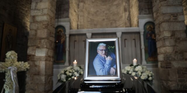 Κώστας Βουτσάς: Σε λαϊκό προσκύνημα η σορός του