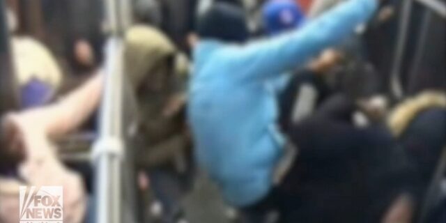 Αποτρόπαιο: Άγριος ξυλοδαρμός 68χρονου από εφήβους στις ΗΠΑ – Κανείς δεν αντιδρά